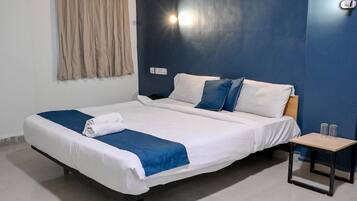 Meja, ruang kerja komputer riba, Wi-fi percuma, cadar katil