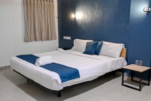 Desk, laptop workspace, free WiFi, bed sheets - HOtel Silver Oak (Pune)