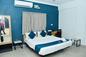 Desk, laptop workspace, free WiFi, bed sheets - HOtel Silver Oak (Pune)