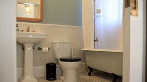 A bathroom with a pedestal sink, toilet, and clawfoot bathtub. - Private, cozy, airy garden studio suite, for 1 or 2 guests (Portland)