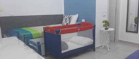 Family Quadruple Room, Non Smoking | Gebar bulu kapas, peti besi dalam bilik, meja