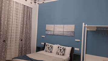 Quadrupla familiare, non fumatori | Copriletto in piuma, una cassaforte in camera, una scrivania