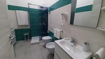 Deluxe-herbergi fyrir þrjá | Baðherbergi | Sturta, regnsturtuhaus, snyrtivörur án endurgjalds, hárblásari