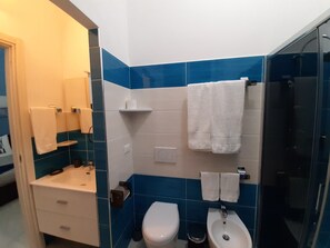 Cubrecamas, caja de seguridad en la habitación y escritorio