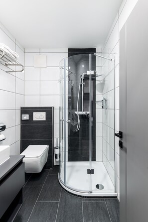 Junior Studio Suite | Bathroom | Shower, hair dryer, towels, soap - Parkhotel Braunau  (Braunau am Inn)