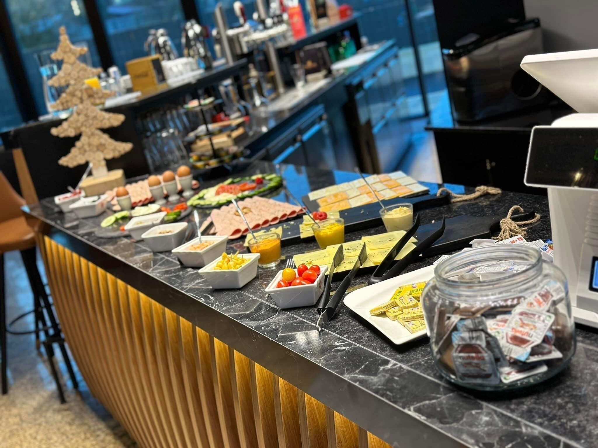 بوفيه فطور يوميًا بتكلفة قدرها (17 EUR للشخص)