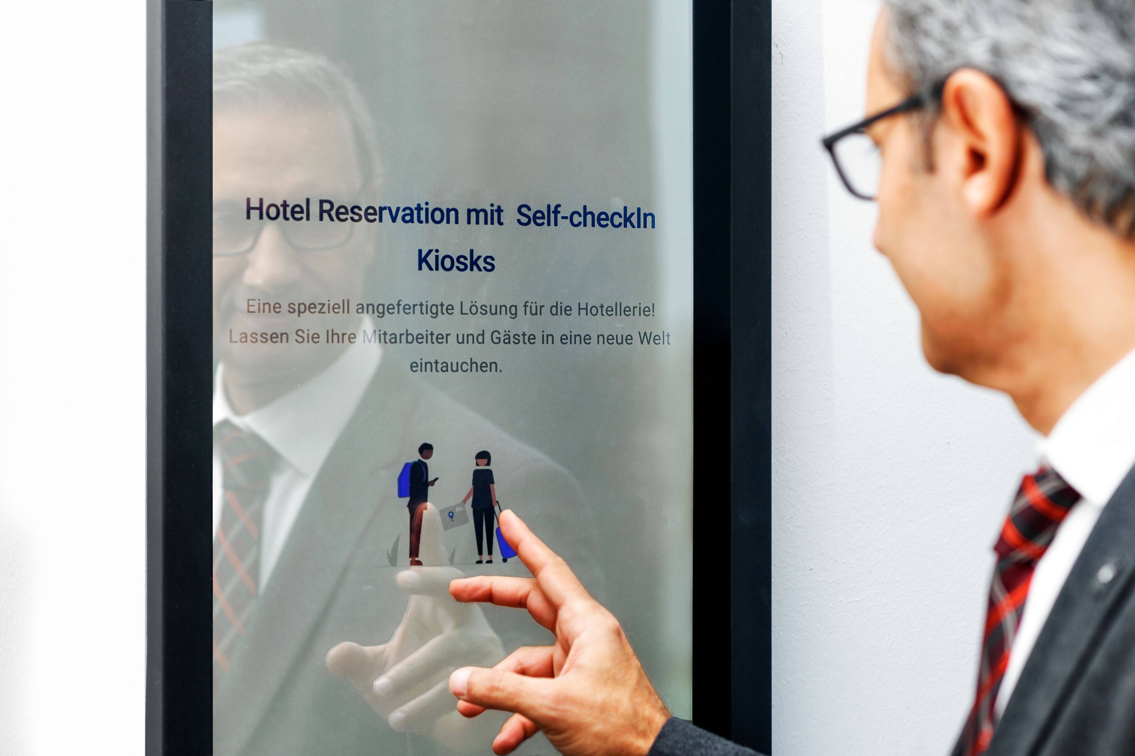 Una persona señalando una pantalla con información sobre reservas de hotel y quioscos de autopregistro.