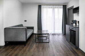 Junior Studio Suite | Living area | 43-inch Smart TV with cable channels, TV, offices - Parkhotel Braunau  (Braunau am Inn)
