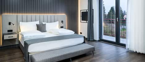 Junior Studio Suite | Minibar, in-room safe, desk, laptop workspace