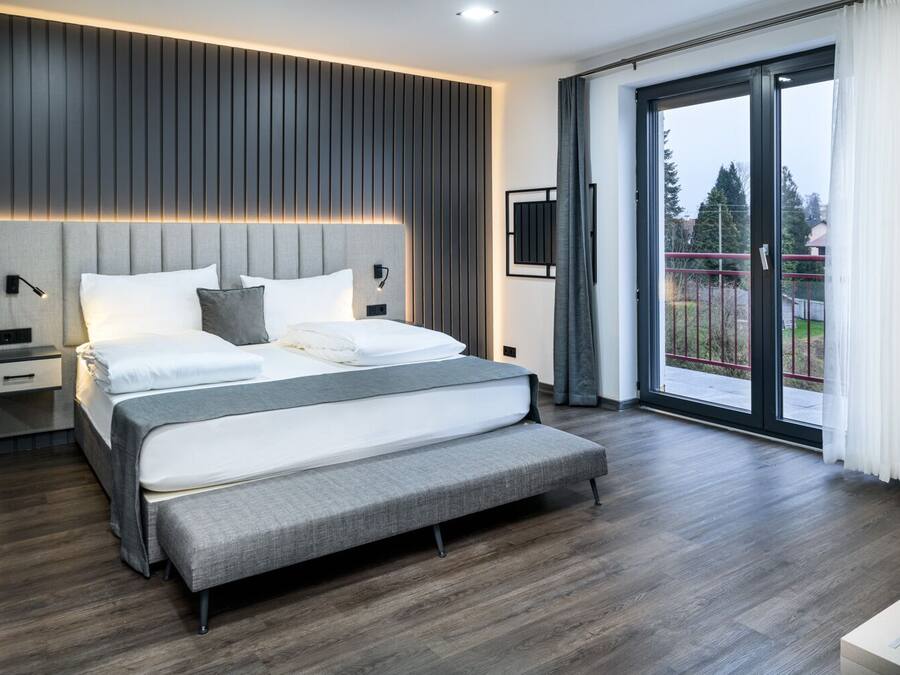 Junior Studio Suite | Minibar, in-room safe, desk, laptop workspace