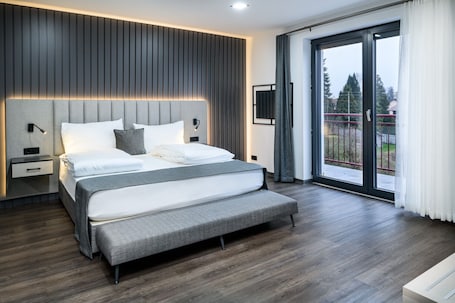 Junior Studio Suite | Minibar, in-room safe, desk, laptop workspace