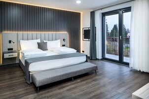 Minibar, caja de seguridad en la habitación y escritorio 