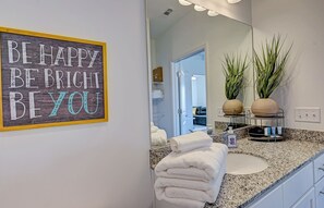 Combined shower/bathtub, hair dryer, towels, soap - PrimRose Retreat in Orange Pk Nr. NAS JAX& ENTMT. (Jacksonville)