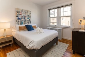 2 slaapkamers, een bureau, een strijkplank/strijkijzer, gratis wifi