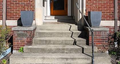 Hyde Park Comfort with Office | Near Everything