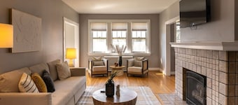 Spacious in Hyde Park with Patio