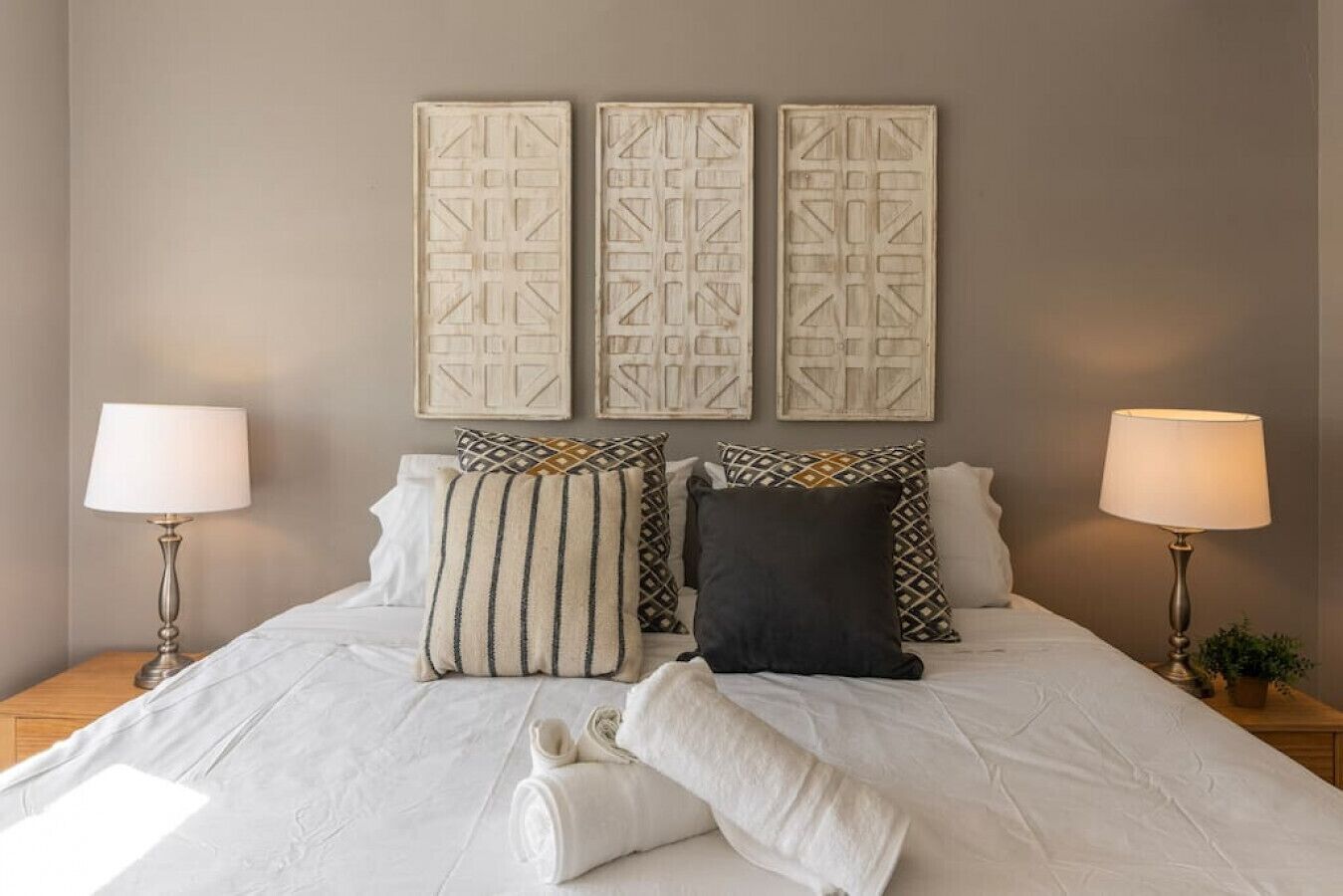 2 slaapkamers, een bureau, een strijkplank/strijkijzer, gratis wifi