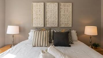 2 slaapkamers, een bureau, een strijkplank/strijkijzer, gratis wifi