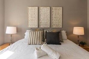 2 slaapkamers, een bureau, een strijkplank/strijkijzer, gratis wifi