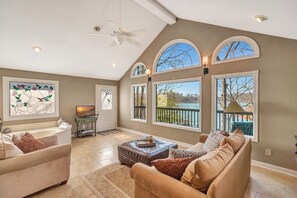 Televisión y chimenea 