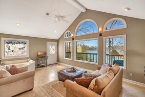 TV, fireplace, DVD player, offices - Greene Lodge at East Cove on Lake Keowee (Six Mile)