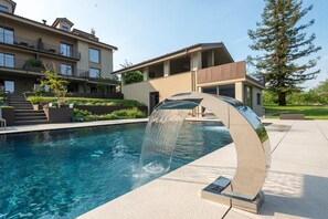 Outdoor pool, open 10:00 AM to 7:00 PM, pool umbrellas, sun loungers - Agriturismo Speziale Wine resort (Verduno)