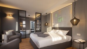 Phòng phong cách lãng mạn | Chăn bông, minibar, két bảo mật tại phòng, bàn