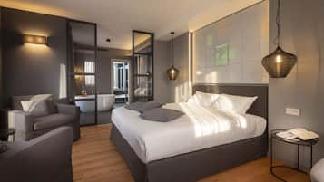 Cubrecamas, minibar y caja de seguridad en la habitación