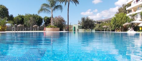 Una piscina al aire libre