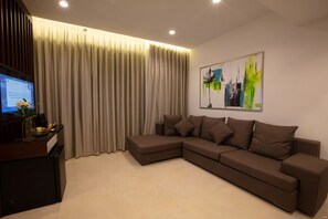 Junior Suite | Living area | 45-inch LCD TV with satellite channels, TV, printers - Seas Hotel Amman (Amman)