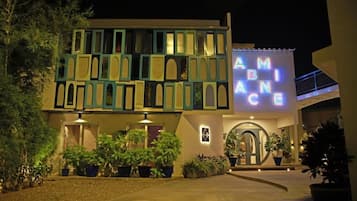 Fachada de la propiedad por la tarde o noche