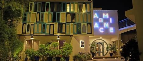 Façana frontal de l'allotjament (vespre/nit)