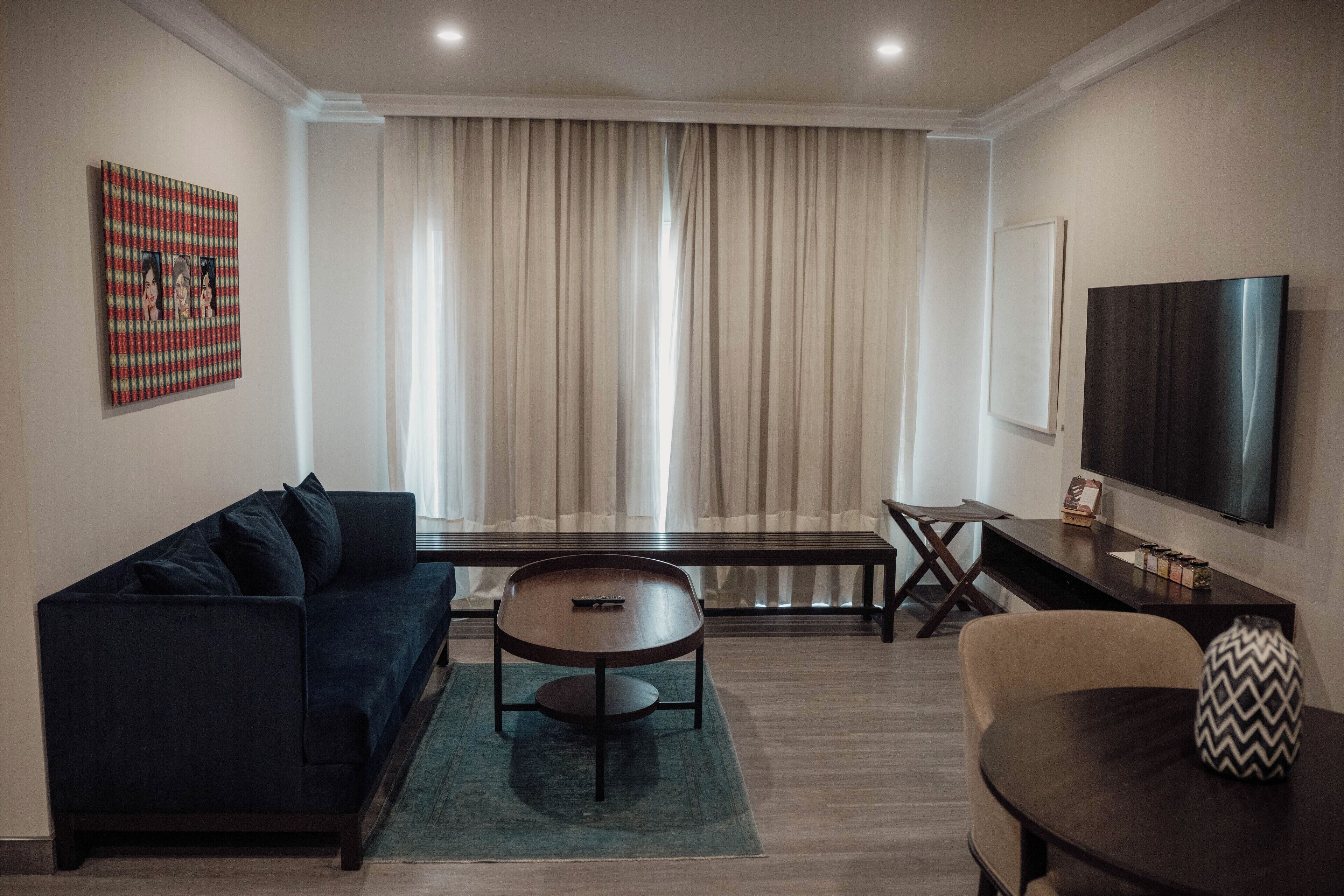 Un salon moderne comprenant un canapé, une table basse, un téléviseur et un coin repas.