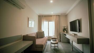 Ambiance Executive Suite | Coin séjour | TV connectée de 42 pouces avec chaßnes par cùble, télévision