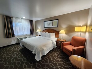 Rom, 1 kingsize-seng, ikke-røyk | Sengetøy av topp kvalitet, senger med overmadrass og skrivebord