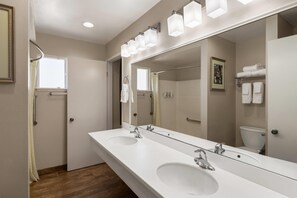 Suite, 2 Queen Beds, Non Smoking | Bathroom | Free toiletries, hair dryer, towels, soap - Ramada Bayside Inn & Suites Eureka (Eureka)