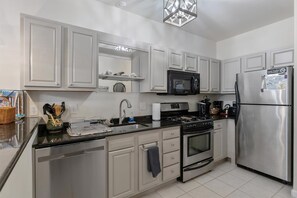 Frigorífico, microondas, horno y placa de cocina