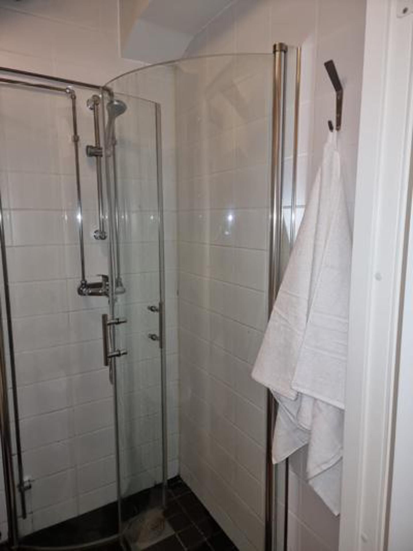 Appartement | Badkamer | Een douche, handdoeken