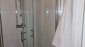 Appartement | Badkamer | Een douche, handdoeken