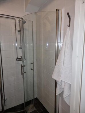 Apartment | Badezimmer | Dusche, Handtücher