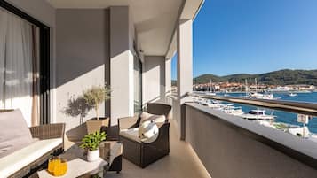 Căn hộ (One-Bedroom Apartment with Terrace an) | Ban công