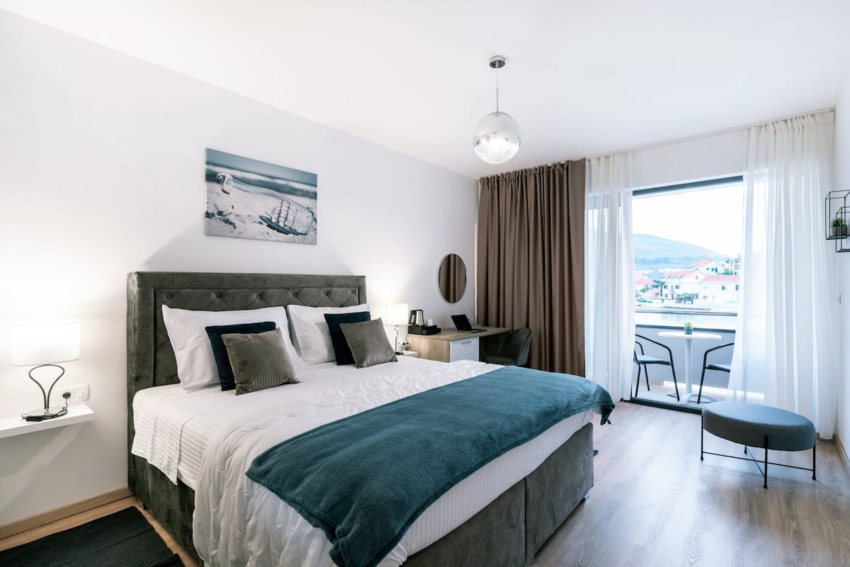 Double Room (Deluxe Double Room with Balcony and S) | 5 bedrooms