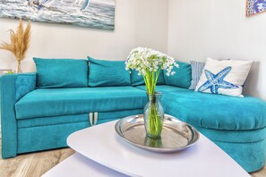 Villa Deluxe | Área de sala de estar | Televisión de pantalla plana de 100 cm con canales vía satélite