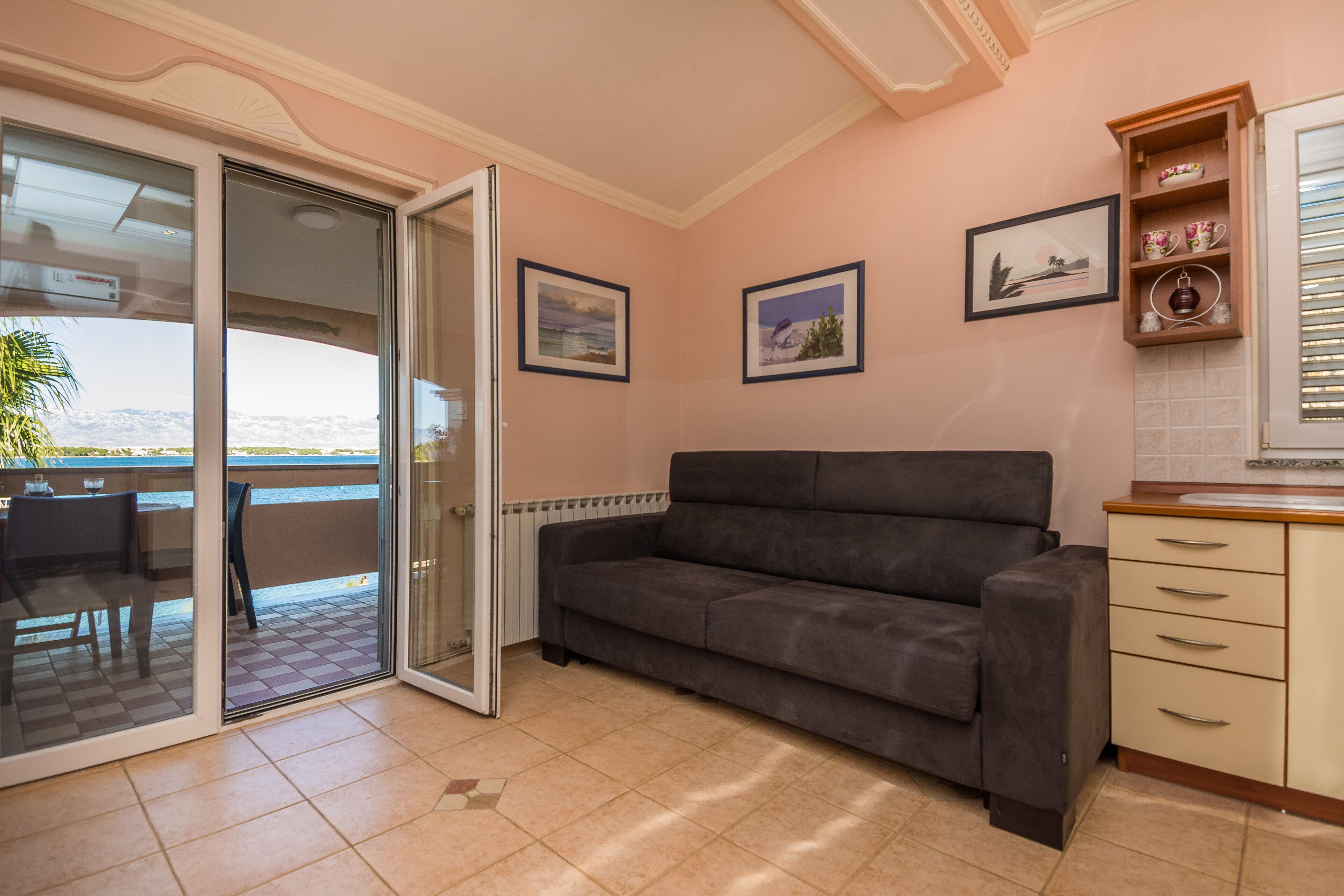 Comfort Apartment A1 | Área de estar | TV de tela plana 100 cm com canais via satélite, TV