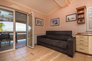 Comfort Apartment A1 | Living area | 100-cm flat-screen TV with satellite channels, TV - Apartments Weiss (Vir)