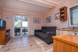 Comfort Apartment A1 | Vardagsrum | 100-centimeters platt-tv med satellitkanaler och tv