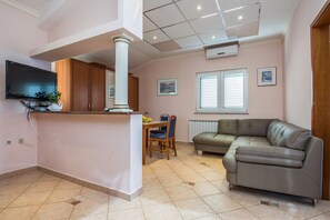 Family Apartment A2 | Living area | 100-cm flat-screen TV with satellite channels, TV - Apartments Weiss (Vir)