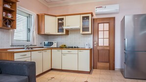 Comfort Apartment A1 | Bếp riêng | Tủ lạnh, lò vi sóng, bếp nấu, lò nướng bánh mì 