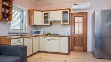 Comfort Apartment A1 | Private kitchen | Fridge, microwave, stovetop, toaster