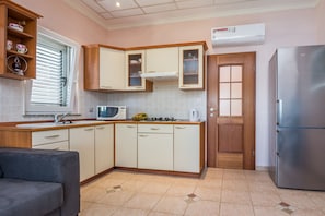 Comfort Apartment A1 | Eget kök | KylskÄp, mikrovÄgsugn, spishÀll och brödrost